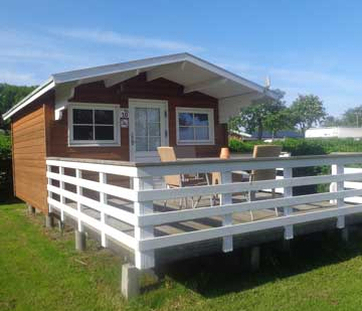 Log cabin with sofa bed and bunk beds, 16 m2 with coziness and a real camping holiday